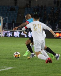  卡昂门将神勇发挥，多次扑救保住平局延续不败纪录