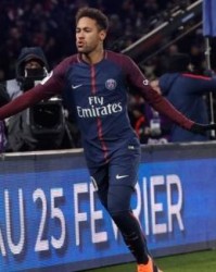  巴黎圣日耳曼主场大胜登顶法甲积分榜  