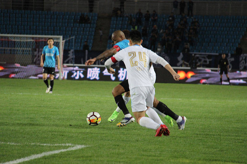  卡昂门将神勇发挥，多次扑救保住平局延续不败纪录